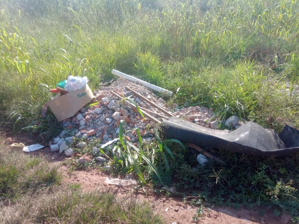 Foto 2 de 4 — Incômodo: rua sem asfalto e acúmulo de lixo incomodam moradores do Jardim Imperador II